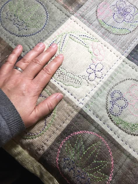 Quilting with Sashiko – A love for both the common fiber and the extraordinary textile @KimonoMomo Shutter Crafts, Sashiko Quilting, Sashiko Tutorial, Japanese Quilt Patterns, Sashiko Thread, Embroidery Sashiko, Asian Quilts, Boro Stitching, Sashiko Pattern