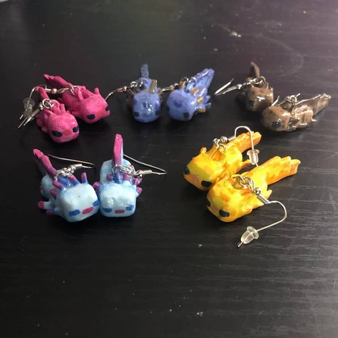 Minecraft Clay Ideas, Minecraft Clay Earrings, Minecraft Earrings, Cute Minecraft Axolotl, Minecraft Jewelry, Beaded Axolotl Tutorial, Axolotl Bead Keychain, Minecraft Axolotl, Minecraft P