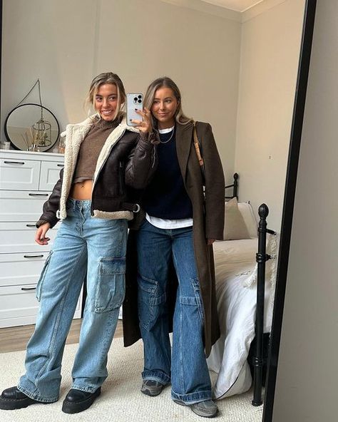 Our Outfits a Day on Instagram: "We do love a cargo Jean 😙" Cargo Jeans Fall Outfit, Cargo Jean Pants Outfit, Cargo Jeans Winter Outfit, Carpenter Jeans Women Outfit, Cargo Jeans Pants Outfit, Cargo Jeans Outfit Winter, Cargo Jean Outfits, Cargo Jeans Outfit Aesthetic, Wide Leg Cargo Jeans Outfit