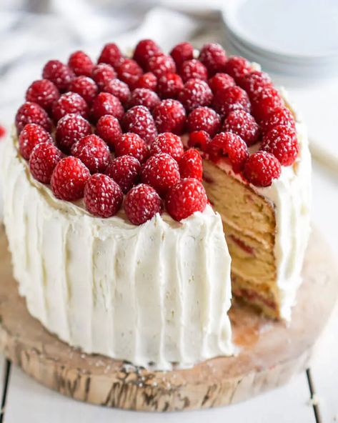 White Chocolate Raspberry Cake Baking For Friends, Baking Tips And Tricks, White Chocolate Raspberry Cake, Raspberry Cake Recipes, Bulk Barn, White Chocolate Desserts, Best Baking, Desserts Cookies, White Chocolate Cake