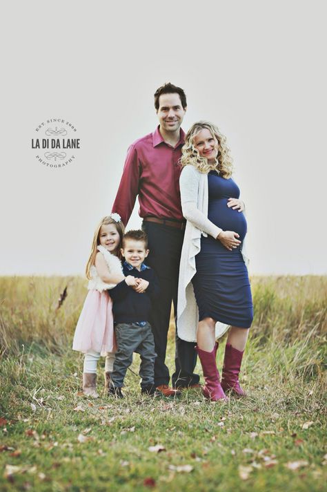 Maternity photos with two older siblings. La Di Da Lane Photography. Family Maternity Pictures, Maternity Photography Family, Fall Maternity Photos, Family Photos With Baby, Family Maternity Photos, Sibling Poses, Maternity Photoshoot Poses, Maternity Inspiration, Older Siblings