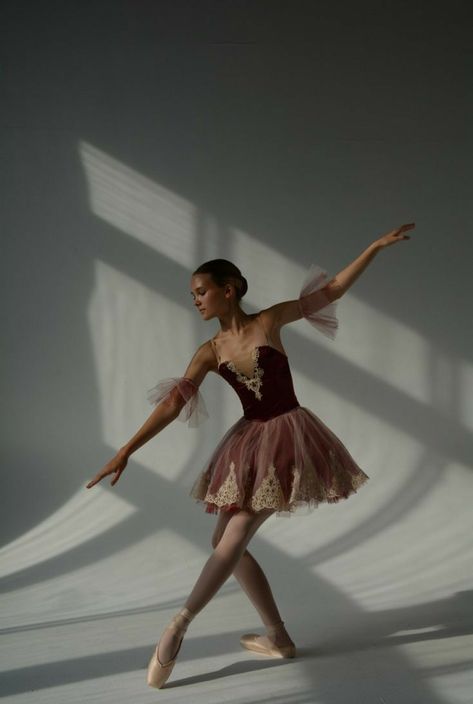 Ballerina Standing Pose, Poses For Ballet Pictures, Ballet Poses Photography, Ballet Photography Poses, Ballet Pose, Ballerina Poses, Ballet Dance Photography, Dance Picture Poses, Dance Photo Shoot