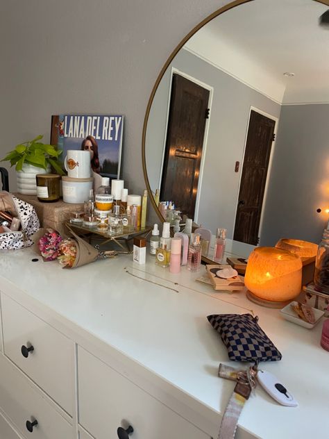 Cluttered Dresser Top Aesthetic, Top Of Dresser Organization, Organisation Ideas Bedroom, Dresser Ideas Bedroom, Aesthetic Clutter, Dresser Makeup, Makeup Dresser, Room Goals, Redecorate Bedroom