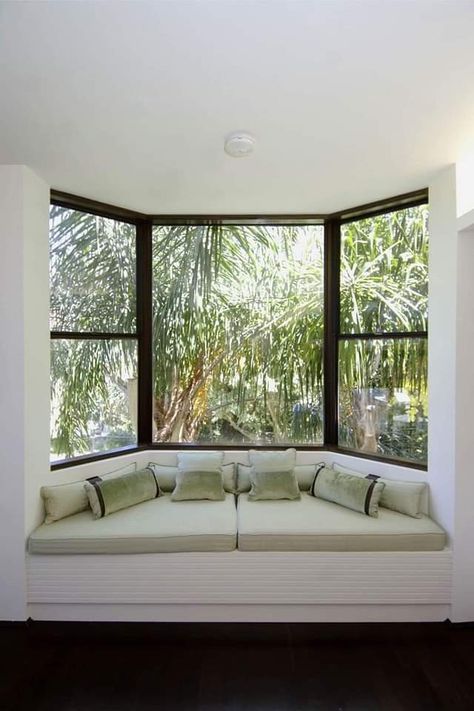 Big Window With Bench, Mid Century Modern Bay Window, Bay Window Master Room, Bayview Window, Bay Window Couch, Bay Window Modern, Modern Bay Window Ideas, Window Seat Bay Window, Square Bay Window Ideas