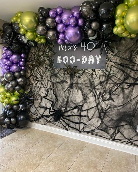 Halloween Back Drop Diy, Addams Family Balloon Arch, Halloween Party Color Schemes, Gothic Balloon Arch, Halloween Birthday Balloon Arch, Halloween Balloon Arch Backdrop, Spooky 30th Birthday, Halloween Party Backdrop Ideas, Halloween Balloon Arch Ideas