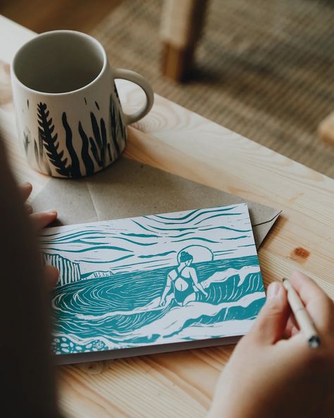 Put your hands up if you’re brave enough to have an early morning dip. ‘Seas the Day’ by Nicole Revy from @printsbythebay celebrates those brave enough to take the plunge. Available as both a handmade linocut print and greeting card. If you’re feeling brave enough read our guide to swimming in Skye in our journal. 🔗 Link in our bio Sea Linocut, Linoprint Ideas, Linocut Illustration, Seas The Day, Linoleum Print, Lino Prints, Linocut Art, Outdoor Swimming, Lino Print