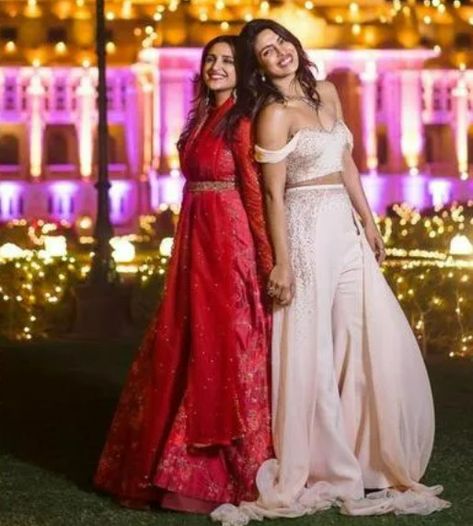 Parineeti Chopra and Priyanka Chopra are cousins and have always been there for each other's special days. A new photo shows the sisters' bridesmaids moments. Sister Of The Bride Dress, Priyanka Chopra Wedding, Bridesmaid Dresses Indian, Bridesmaid Poses, Sisters Photoshoot Poses, Bridesmaid Photoshoot, Indian Bridesmaid Dresses, Mumbai Wedding, Sisters Photoshoot