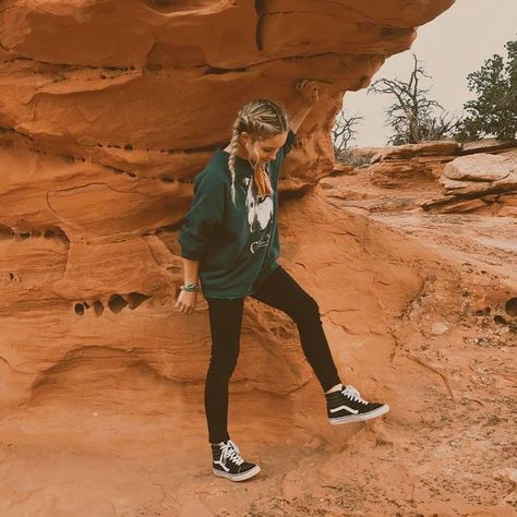 7,469 mentions J’aime, 35 commentaires - ≪ Haiℓεy Mariε ≫ (@dreaming_outloud) sur Instagram : "me: what should the caption be for this photo? bryce: "i'm under a rock"" Dreaming Outloud, Hailey Miller, Granola Outfits, Climbing Outfits, Outdoorsy Style, Hiking Outfit Women, Camping Outfits, Hipster Fashion, Hiking Outfit