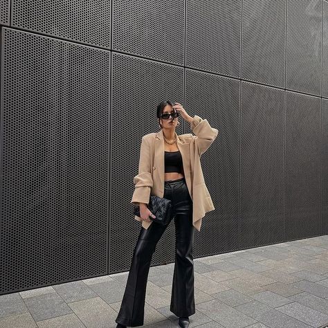 Follow our Pinterest Zaza_muse for more similar pictures :) Instagram: @zaza.muse | Pic: yvzux Chique Outfits, Foto Poses, Looks Street Style, Moda Vintage, Looks Chic, Mode Inspo, Blazer Outfits, 가을 패션, Mode Vintage