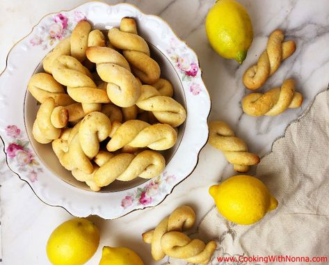 Lemon Twist Cookies... great for dipping in coffee! Italian Lemon Twist Cookies, Lemon Twist Cookies, Twist Cookies, Nonna Recipes, Italian Treats, Lemon Baking, Biscuits Sweet, Italian Baking, Italian Sweets