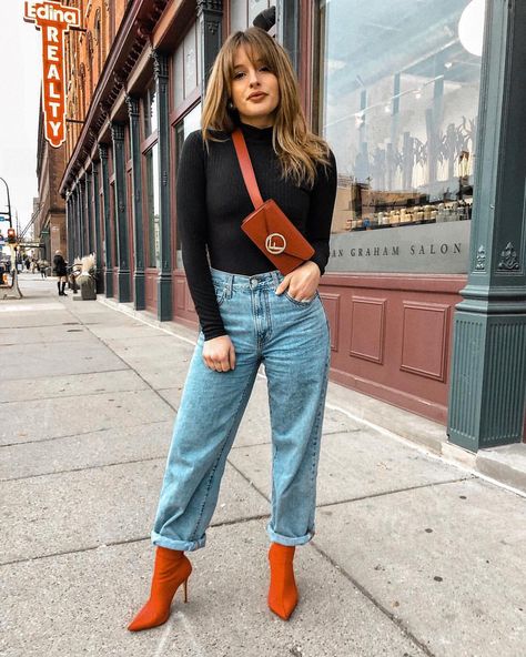 Taylor Hage on Instagram: “Won’t let a stye and no eye makeup get me down! 😂 I felt too cute in this @revolve bodysuit and made Jason take me out to dinner! You guys,…” Red Belt Bag Outfit, Chest Bag Outfit Women, No Eye Makeup, Fendi Belt Bag, Weekend Fits, Belt Bag Outfit, Belt Bag Fashion, Chest Belt, Holy Chic