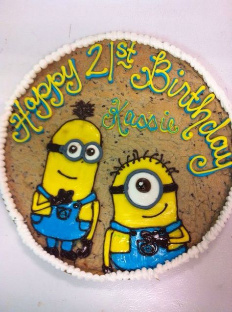 Minions cookie cake Minion Cookie Cake, Minion Cookies, Cookie Cakes, Cookie Cake Recipe, Decorating Cakes, Cookie Cake, 5th Birthday, 4th Birthday, Cake Cookies