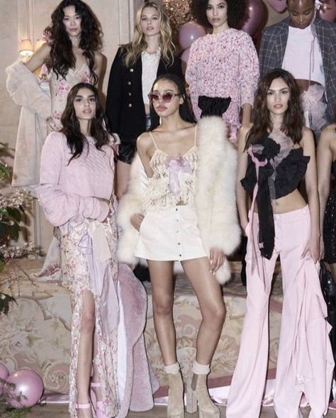 Pink Girly Things, School Fashion, Girly Girl, Runway Fashion, Sake, Fashion Models, High Fashion, Versace, Fashion Show