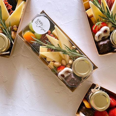 Charcuterie Snack Pack, Charcuterie Board Boxes To Go, Cheese Board Business, Bento Box Charcuterie, Christmas Charcuterie Box Gift, Selling Charcuterie Boxes, Charcuterie Box With Wine, Christmas Grazing Box Ideas, Charcuterie Marketing