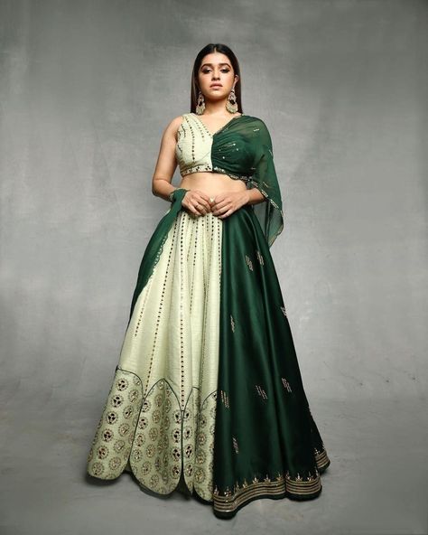 Emerald Lehenga, Astha Narang, Mehandi Dress, Gown Dress Party Wear, Dress Party Wear, Raw Silk Lehenga, Green Wedding Dresses, Simple Lehenga, Mehendi Outfits