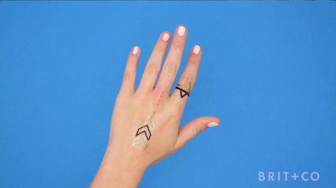 How to DIY Flash Tats Make Fake Tattoos, How To Make Tattoo, Fake Tattoo Diy, Flash Tats, Cute Finger Tattoos, Make Tattoo, Cute Small Tattoos, Cute Tattoos For Women, Diy Tattoo