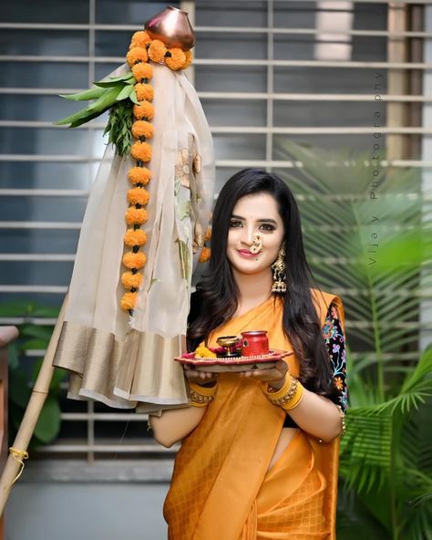 Gudi Padwa Pooja Gudi Padwa Photoshoot Ideas, Gudhipadva Photoshoot, Gudi Padwa Photoshoot, Gudi Padwa Baby Photoshoot, Gudipadwa Photoshoot, Gudhi Padwa, Baby Cast, Indian Bride Poses, Gudi Padwa