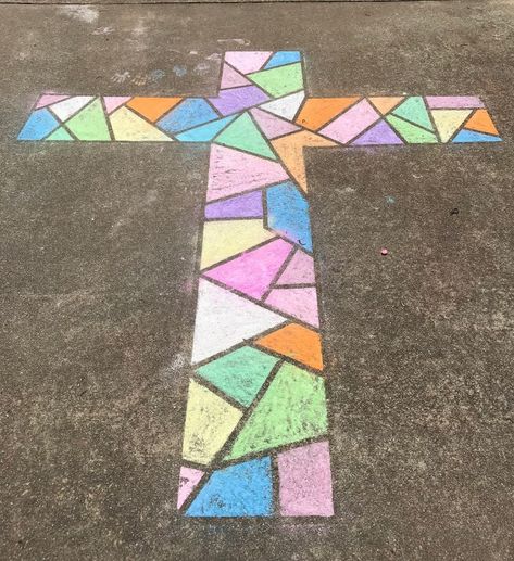 How to Make a Sidewalk Chalk Mosaic - Designing Tomorrow Chalk Mosaic, Chalk Art Christmas, Chalk Art Quotes, Sidewalk Chalk Games, Chalk Pictures, Fun Chalk Art, Side Walk, Chalk Design, Sidewalk Chalk Art