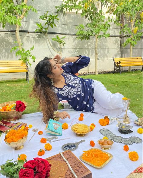 Desi Picnic, Indian Picnic, Picnic Shoot, Picnic Inspiration, Aesthetic Girly, Picnic Birthday, Picnic Ideas, Picnic Date, Golden Birthday