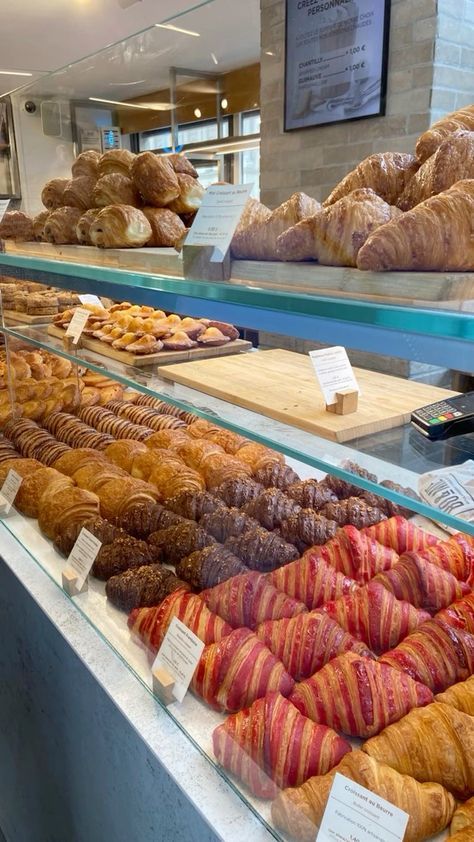 Bakery Pastries Aesthetic, Bakery In Paris Aesthetic, Paris Bakery Shop, Paris Boulangerie Aesthetic, Own Bakery Aesthetic, French Holiday Aesthetic, Paris Croissant Aesthetic, Europe Food Recipes, Food In Paris Aesthetic