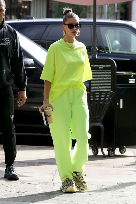 Green Sweatpants Outfit, Hailey Bieber Style, Hailey Baldwin Style, Gigi Hadid Outfits, Green Sweatpants, Sweatpants Outfit, Hailey Baldwin, Light And Dark, Low Top Sneakers