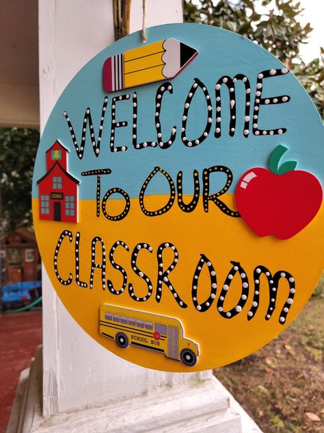 School Decorations Ideas Classroom Setup, Welcome To Our Classroom Sign, Preschool Center Signs, Welcome To Our Classroom, Welcome To Preschool, Classroom Setup Elementary, Daycare Signs, Blackboard Art, School Art Activities