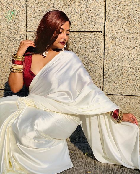 White Satin Saree, White Silk Saree, South Indian Wedding Saree, Saree Blouse Neck Designs, Plus Size Mini Dresses, Crepe Saree, Indian Fashion Saree, Saree Photoshoot, White Saree