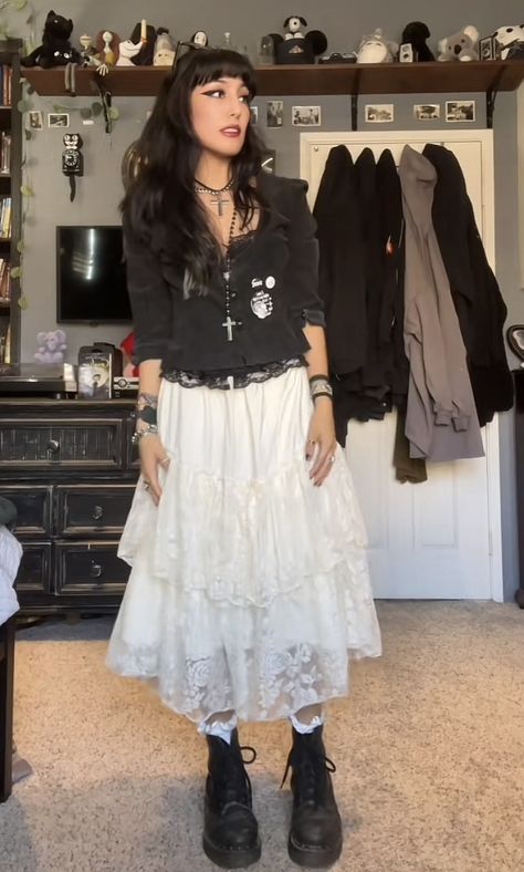 Skirt Outfits Goth, White Skirt Outfit Fall, State Fair Outfits, Fall Goth, White Skirt Outfit, Outfits Goth, Skirt Outfit Fall, White Skirt Outfits, Fair Outfits