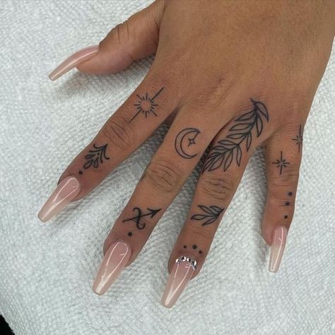 Finger Tattoo Ideas, Tattoos Finger, Mode Poses, Small Finger Tattoos, Finger Tattoo For Women, Finger Tats, Hand Tattoos For Girls, Cute Hand Tattoos, Hand And Finger Tattoos