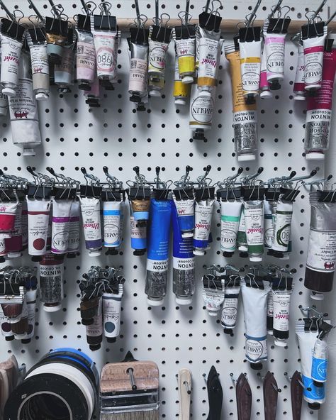 I love this set up for my oil paints. Now I’m thinking about a better way to store my gouache, watercolor and acrylic paint. #organization #paintstorage #satisfying #thispleasesme Hanging Paint Tubes, Oil Paint Organizer, Oil Paint Organization, Acrylic Paint Organization, Art Nook, Paint Organization, Watercolor And Acrylic, Paint Storage, Paint Tubes