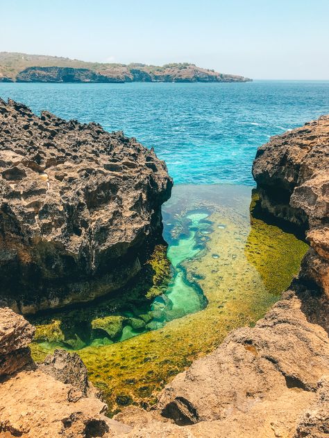 8 CAN'T MISS things to do in Nusa Penida, Bali. All the details on Kelingking (T-Rex) beach, Diamond Beach, Rumuh Pohon Treehouse, Broken Beach, Angel's Billabong, Crystal Bay, Thousand Islands Viewpoint and Atuh Beach! Plus best Instagram spots in Nusa Penida, how long to stay, where to stay and more! Angel Billabong Bali, Bali Treehouse, Atuh Beach, Bali Instagram, Nusa Penida Bali, Rocky Steps, Pack Instagram, Crystal Bay, Sunset Point