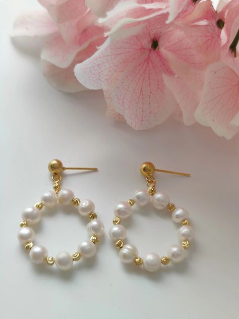 Pearl Circle Earrings, Hoops Earrings Diy, Handmade Pearl Earrings Ideas, Earings Pearls Diy, Pearl Earing Diy, Diy Pearl Hoop Earrings, Pearl Earing Ideas, Stud Dangle Earrings, Pearl Earrings Diy Ideas