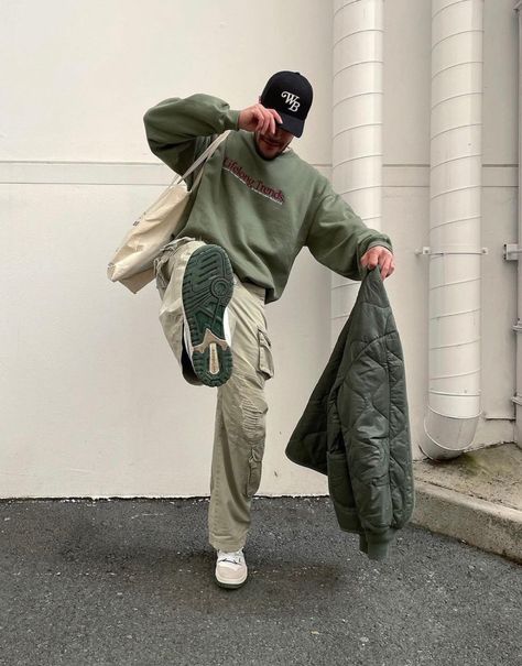 Olive Green Sweater Outfit, Streetwear Fashion Guys, Jumper Outfit Men, Green Sweatshirt Outfit, Green Hoodie Outfit, Green Shoes Outfit, Mens Clothing Styles Streetwear, Sweatshirt Outfit Men, Streetwear Outfit Men