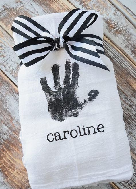 Handprint Dishtowels - The perfect tea towel idea for your home. Grandma Diy, Kindergarten Parent, Diy Gifts Cheap, Diy Mother's Day Crafts, Homemade Mothers Day Gifts, Footprint Crafts, Kids Homemade, Diy Gifts For Kids, Mothers Day Crafts For Kids