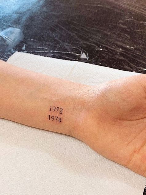 Year Wrist Tattoos, Family Birth Year Tattoo Ideas, Year Tattoo Placement Ideas, Two Dates Tattoo, 1932 Tattoo, Parent Birth Year Tattoo, Birth Date Tattoos For Women, Birth Year Tattoo Ideas For Women, Birthyear Tattoo Ideas