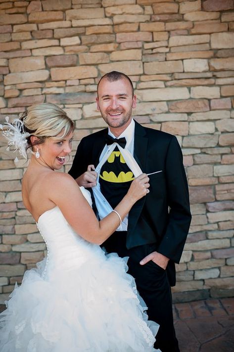 Batman Wedding Theme, Marvel Wedding, Batman Wedding, Superhero Wedding, Batman Stuff, Camo Wedding, Batman And Catwoman, Salou, Wedding Goals