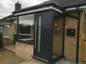 The benefits of porches for modern homes - iGlaze - iGlaze Modern Front Porch Design, Porch Flat Roof, Porch Designs Uk, Midcentury Modern Exterior, House Porch Design, Porch Extension, Modern Front Porches, Modern Front Porch, Sas Entree