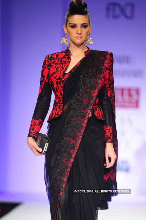 Sari Jacket Designs, Saree Jacket Designs, Long Blouse Designs, Saree Wearing Styles, Indian Sari Dress, Saree Blouse Neck Designs, India Fashion Week, Sari Blouse Designs, Blouse Designs Indian