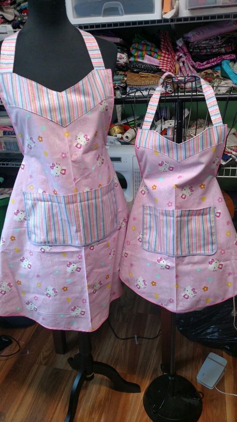 Boys Summer Fashion, Diy Apron, Apron Sewing Pattern, Blue Jeans Crafts, Childrens Aprons, Cute Aprons, Sewing Aprons, Pink Hello Kitty, Small Sewing Projects