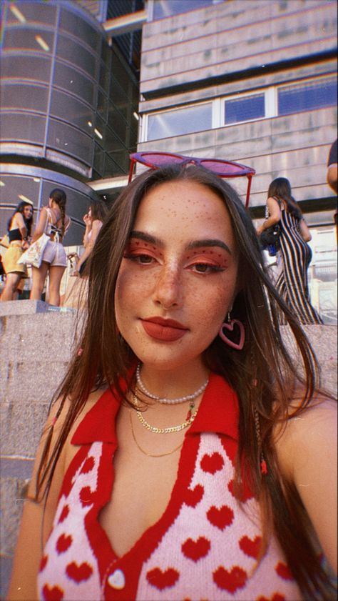 Harry Styles Eye Makeup, Red Heart Sunglasses Outfit, Red And Pink Outfit Ideas, Harry Styles Makeup Look, Hslot Makeup Ideas, Harry Styles Makeup Ideas, Harry Styles Red Outfit, Harry Styles Hairstyles Concert, Red Concert Makeup