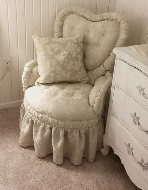 Old Chair Aesthetic, Victorian Furniture Bedroom, Old Fashioned Room Aesthetic, Coquette Rooms Ideas, Coquette Chair, Aesthetic Chairs Bedroom, Old Fashion Bedroom, Old Bedroom Aesthetic, Old Style Bedroom