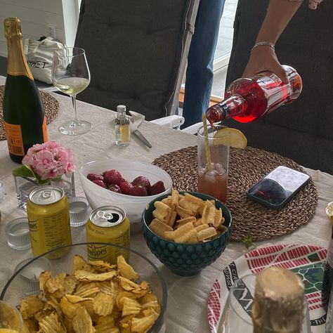 #drinks #summerdrinks #preparty #summer #chips #snacks #strawberry #strawberries #aesthetic #vibe #friends #idea Pre Drinks Party Aesthetic, Gaming Snacks Aesthetic, Pre Game Aesthetic, Pre Party Aesthetic, Pre Drinks Aesthetic, Party Snacks Aesthetic, Prom Snacks, Vibe Friends, Sunday Snacks