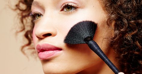 Your guide to applying blush, bronzer, highlighter, and contouring products. Apply Bronzer, Fan Brush Makeup, How To Apply Bronzer, Makeup Brushes Guide, Makeup Secret, How To Apply Blush, Flawless Makeup Application, Basic Makeup, Fan Brush