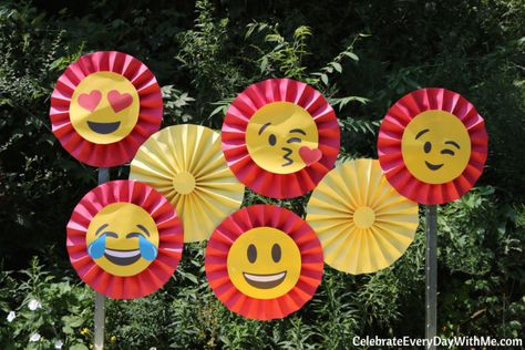 Fun Ideas for an Emoji Party - Celebrate Every Day With Me Diy Kite Decorations, Emoji Decorations, Kite Decoration, Emoji Craft, Emoji Birthday Party, World Emoji Day, Birthday Room Decorations, Emoji Party, Emoji Birthday