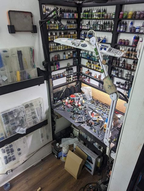 Mens Hobby Room, Gunpla Desk Setup, Warhammer Setup, Warhammer Painting Station, Hobby Desk Work Stations, Gunpla Workstation, Small Hobby Room, Art Desk Organization, Warhammer Table