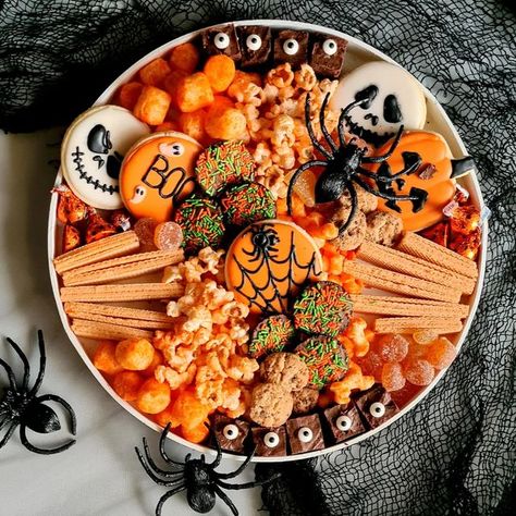 Plate a Platter on Instagram: "SPOOKY SEASON is here 🦇🎃🦇 Taking limited orders for our HALLOWEEN TREAT PLATTERS for pick up. Send us a message for more details The board includes a selection of chocolates, gummies, popcorn, cookies and lots of treats for your little ones to enjoy. . . . . . . . . #candyboard #trickortreat #halloweenplatter #halloweenboard #fallinspired #snackboard #simplefood #foodstyling #instafood #grazingboard #grazingplatter #plateaplatter #lovefood #flashesofdelight #rea Halloween Sweet Platter, Halloween Treat Platter, Halloween Food Plater, Halloween Snack Board Ideas, Halloween Cookie Platter, Halloween Platters, Halloween Dessert Platter, Halloween Platter, Spooky Halloween Desserts