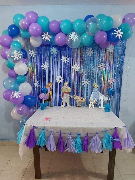 Frozen Birthday Party Decorations, Elsa Birthday Party, Frozen Decorations, Deco Disney, Frozen Theme Cake, Frozen Party Decorations, Frozen Bday Party, Disney Frozen Birthday Party, Frozen Birthday Theme