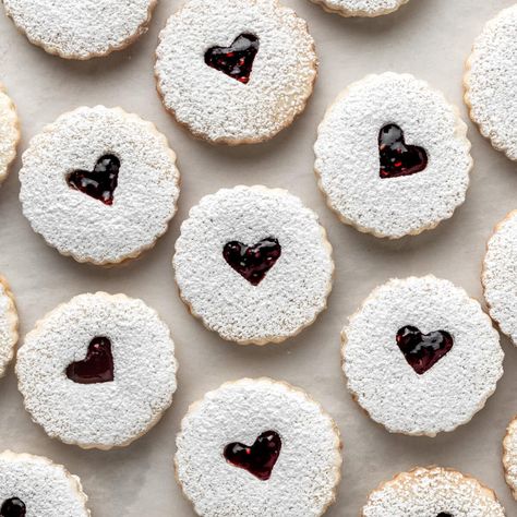 Gluten-Free Linzer Cookies with Raspberry and Almond Gluten Free Linzer Cookies, Cookies Made With Almond Flour, Raspberry Linzer Cookies, Linzer Cookies Recipe, Cookies Aesthetic, Amaretti Cookies, Gluten Free Cookie Recipes, Cookies Soft, Linzer Cookies