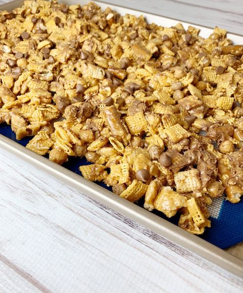 Peanut Butter Chocolate Chex Party Mix - Kelly Lynn's Sweets and Treats Chec Mix Recipe Sweet, Peanut Butter Chex Recipes, Chex Mix Recipes Peanut Butter, Sweet Chex Mix Recipes Easy, Chec Mix Recipe, Peanut Butter Chex Mix Recipes, Weekly Dessert, Peanut Butter Chex Mix, Sweet Party Mix