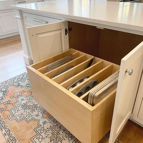 LOVE this pull out sheet pan organizer. Interior Design Country, Clever Kitchen Storage, Tuscan Kitchen, Home Bunch, Design Your Kitchen, Diy Kitchen Storage, Kitchen Renovations, Kitchen Redo, Kitchen Cabinet Design